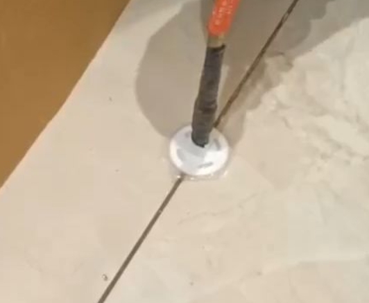 汤阴瓷砖空鼓维修公司专业解答瓷砖在铺贴过程中，如果没有涂抹均匀到位的粘结材料（如水泥砂浆或瓷砖胶），可能会导致以下问题