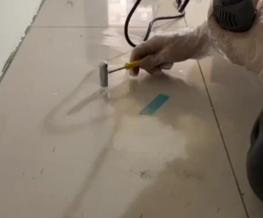 汤阴瓷砖开裂维修公司专业分享瓷砖在铺贴前如果没有沥干水分，将会导致以下问题